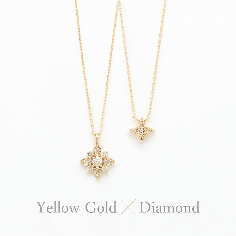 ジャケットコーデに映えるイエローゴールド×ダイヤモンドネックレス