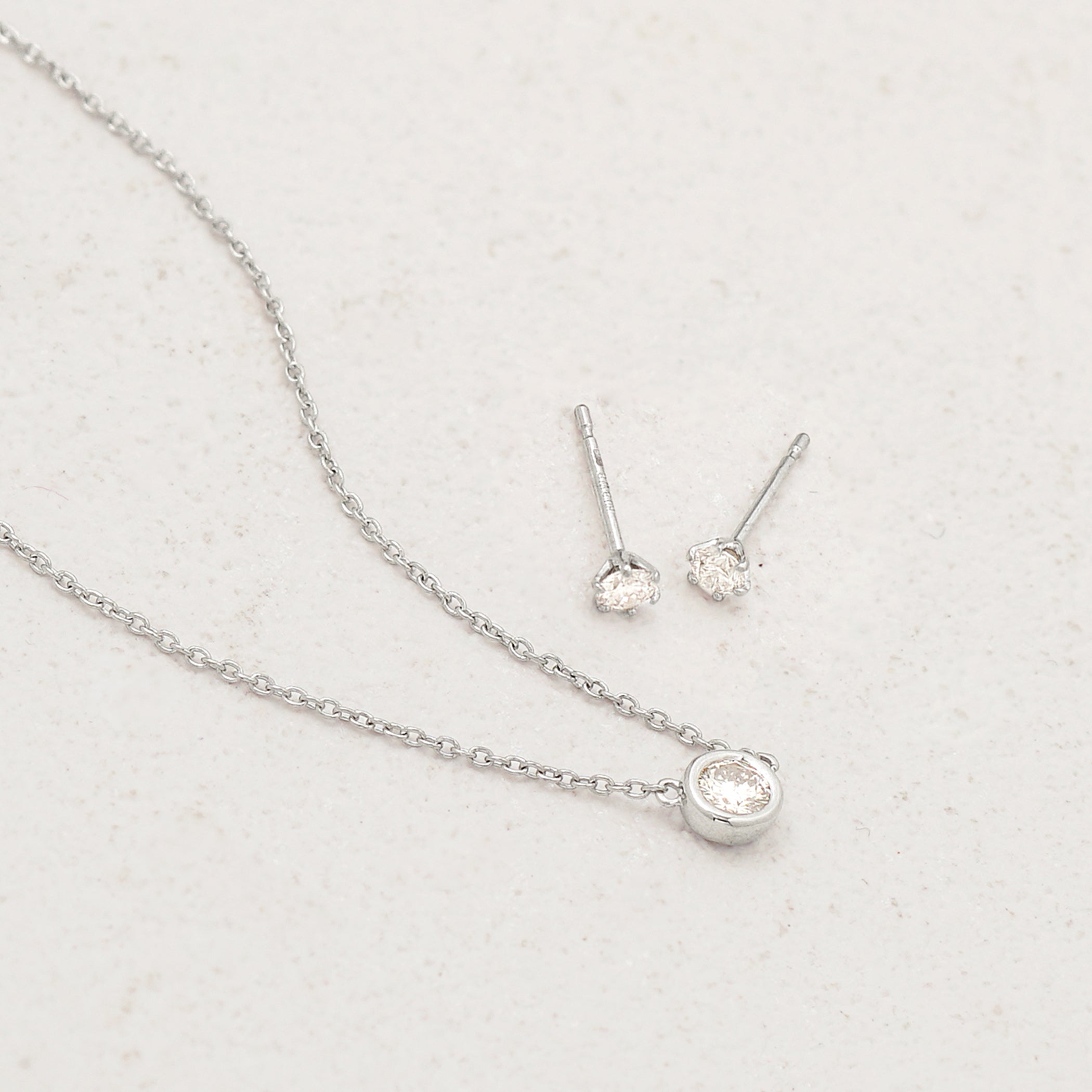 【WEB限定】K18 ホワイトゴールド ダイヤモンド ピアス（0.12ct）