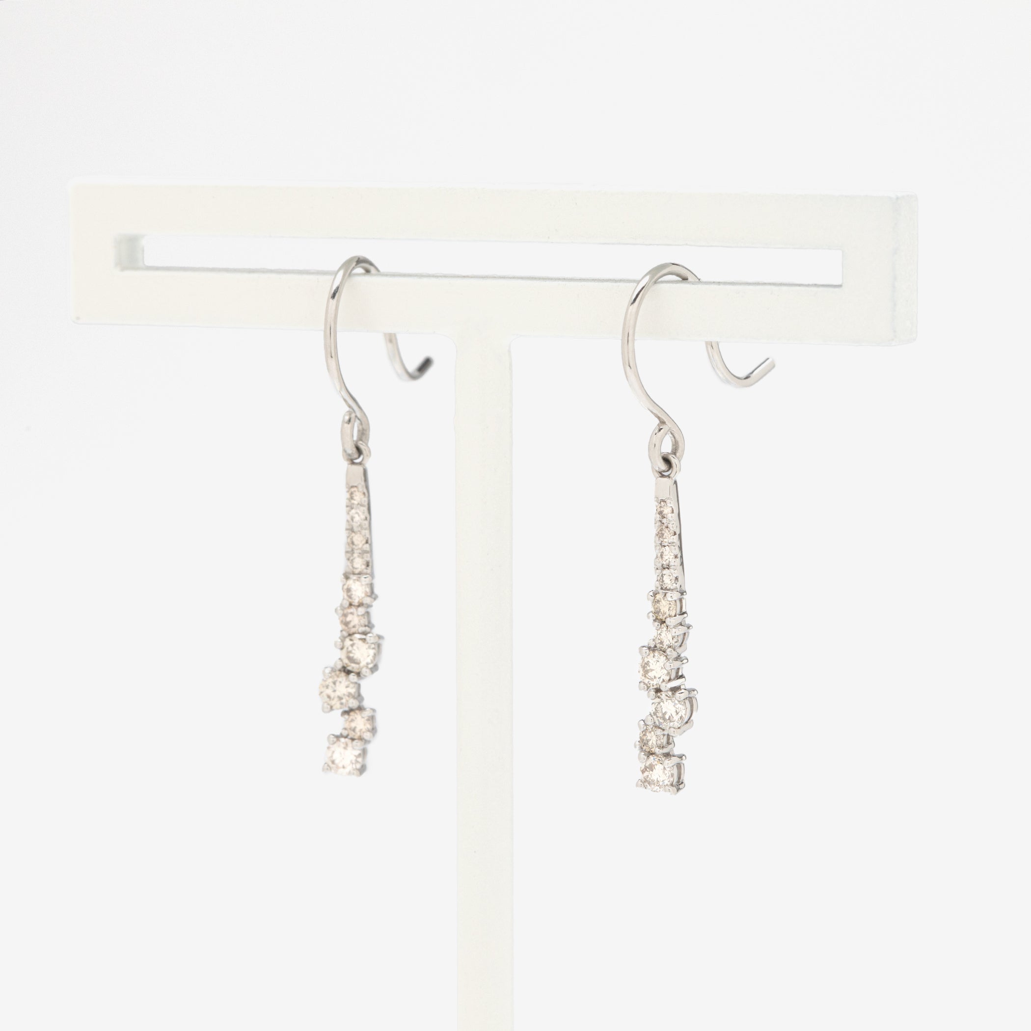 【期間限定セール】プラチナ ダイヤモンド フック ピアス