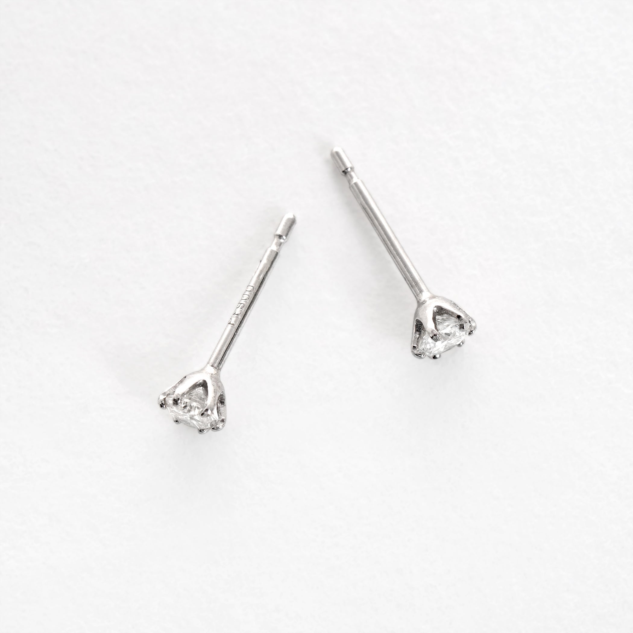 【WEB限定】プラチナ ダイヤモンド ピアス（0.12ct）