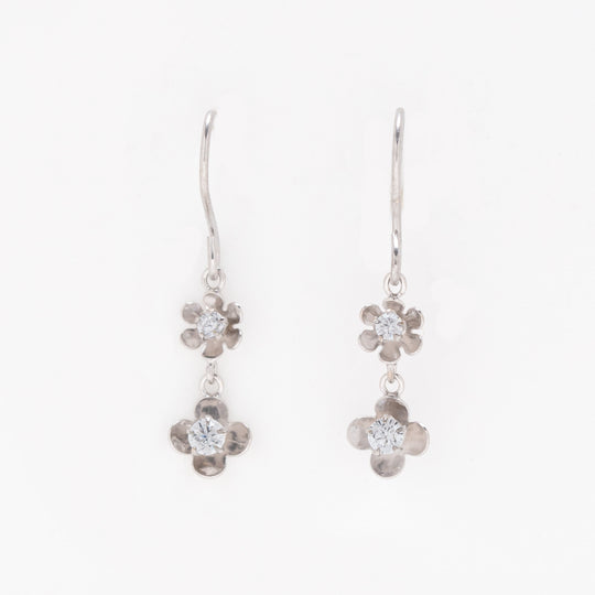 K10 ホワイトゴールド キュービックジルコニア フラワー フック ピアス