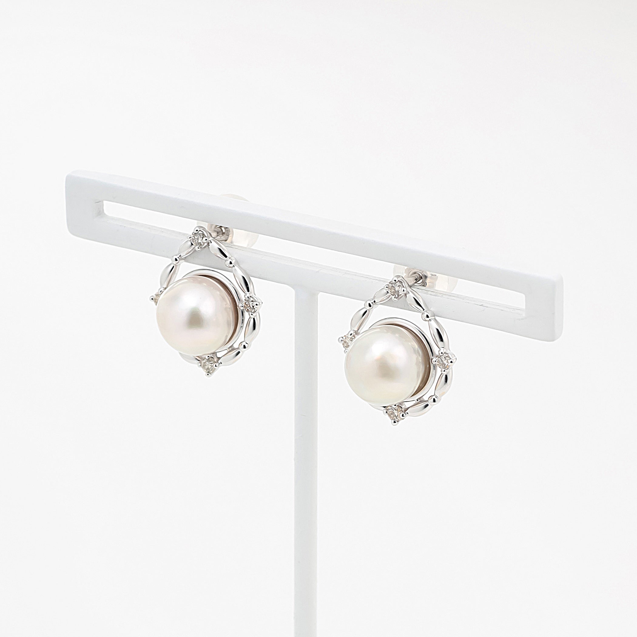 最終値下げ真珠 ピアス ホワイト オーロラブルーに輝く淡水真珠のピアス イヤリングに変更可 | iichi