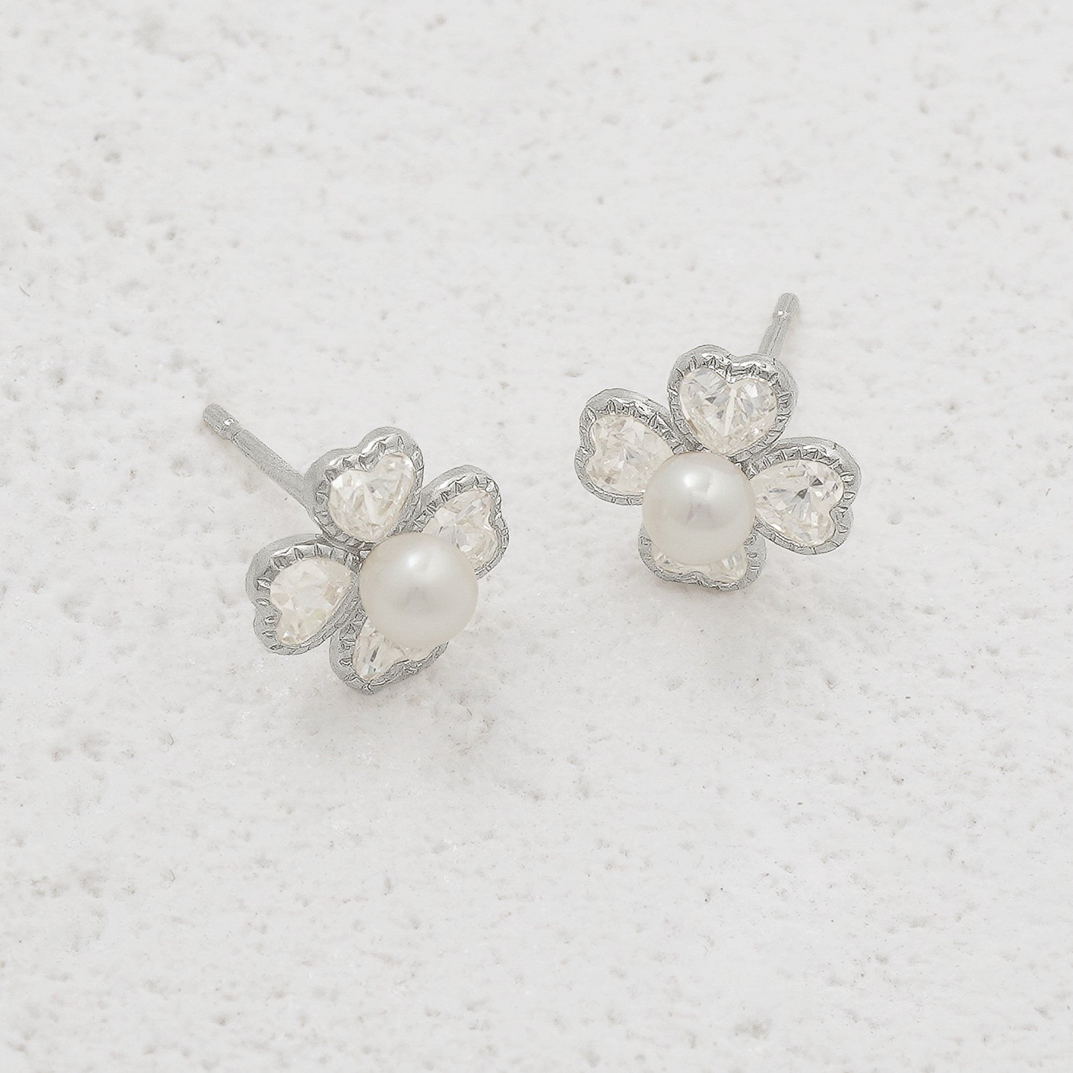 6月誕生石 K10 ホワイトゴールド 淡水パール クローバー ピアス