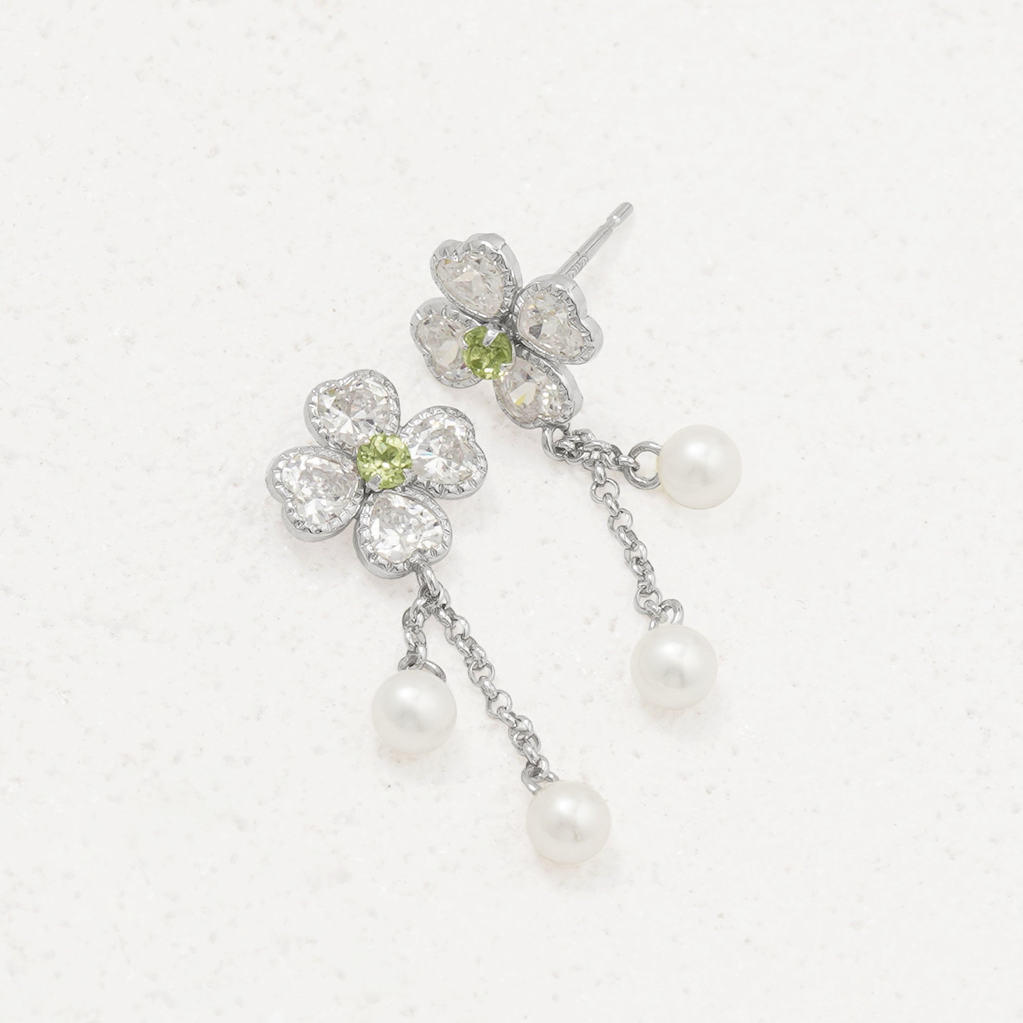 8月誕生石 K10 ホワイトゴールド ペリドット クローバー ピアス