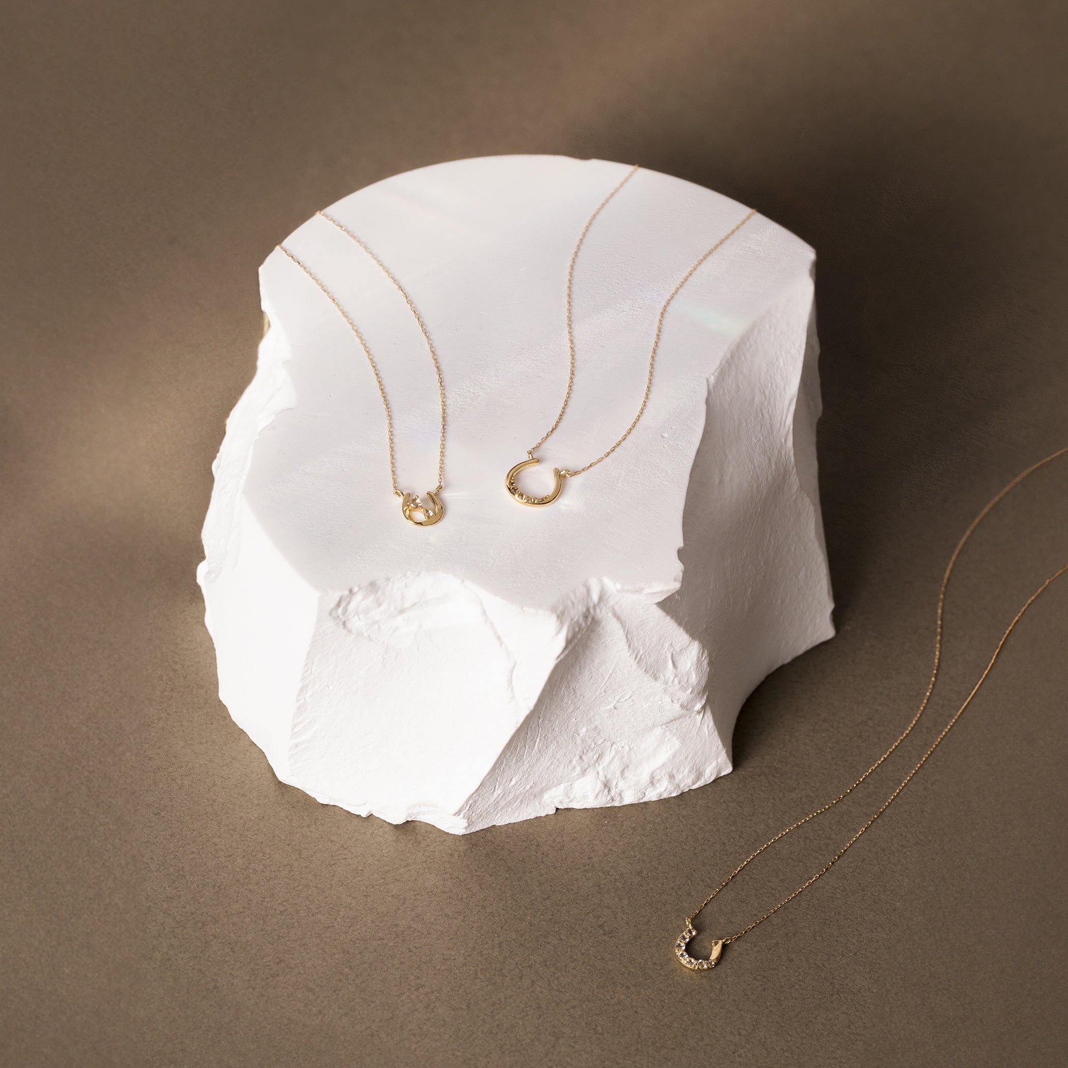 ゴールド 馬蹄型 ネックレス 真珠付き Emi＞ あこやパール馬蹄ネックレス MAMORI [ K18 / 4.5~5.0mm