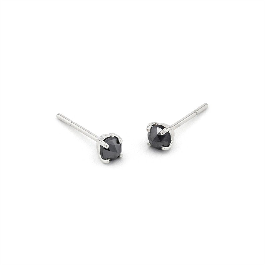【期間限定セール】プラチナ ブラックダイヤモンド ピアス（0.2ct）