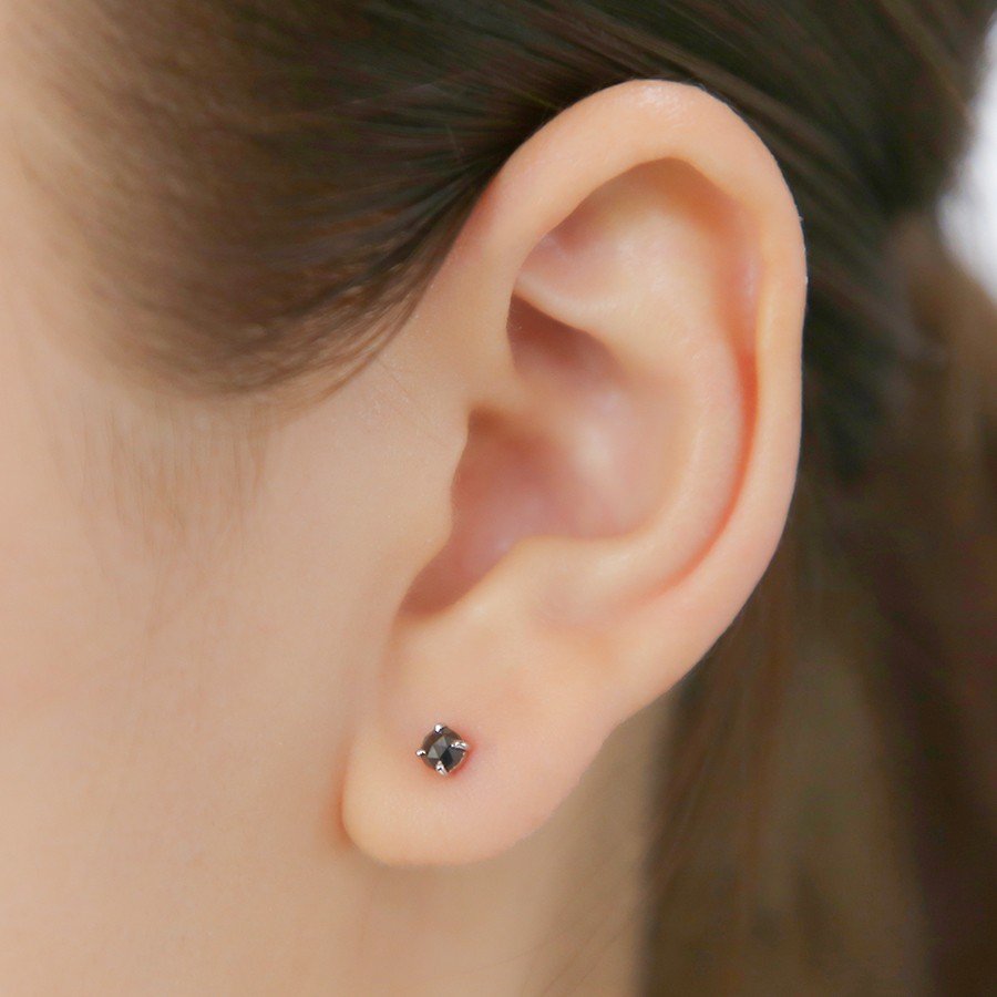 【期間限定セール】プラチナ ブラックダイヤモンド ピアス（0.2ct）