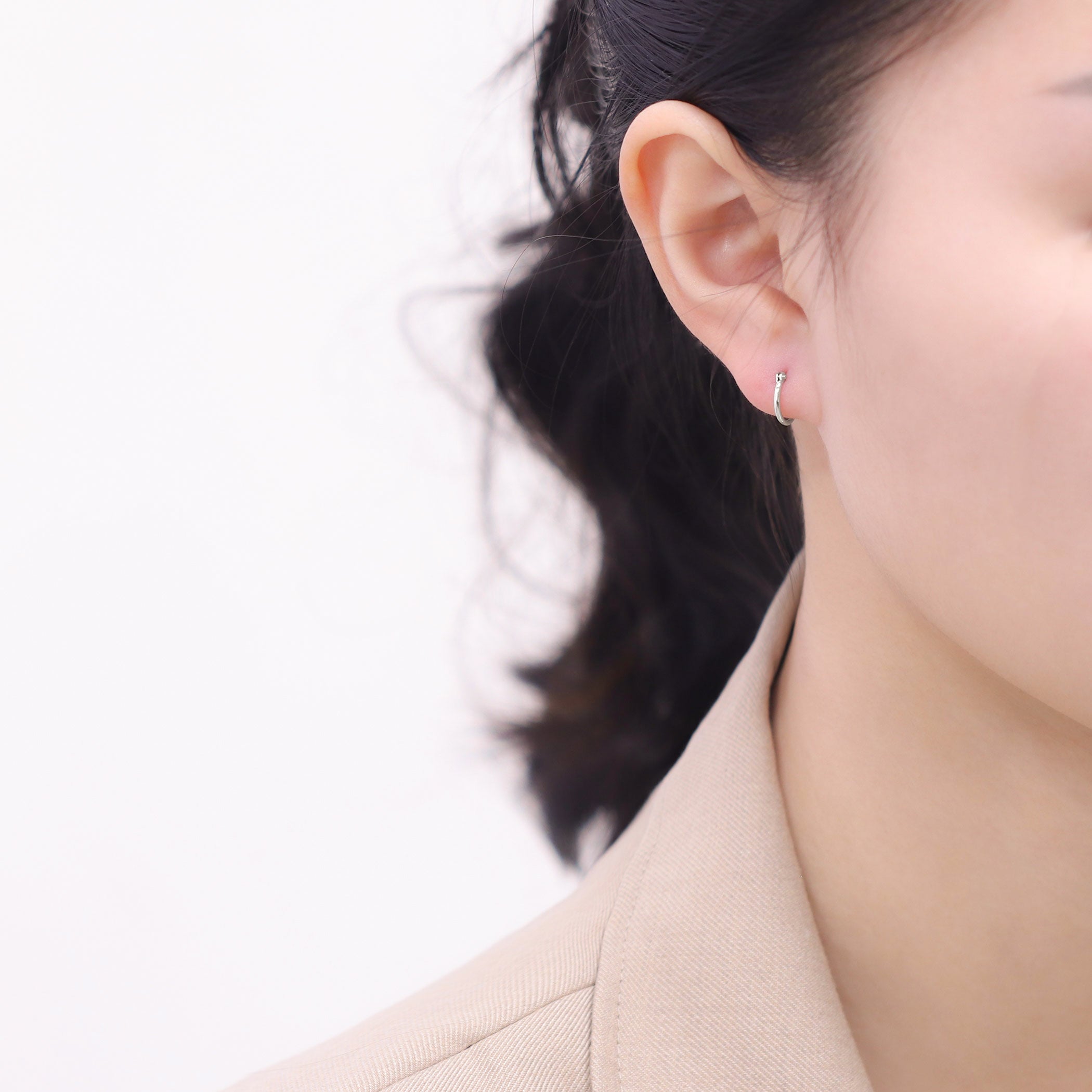 【きれいめファッション51選】上品さと清潔感をキープし K18 ホワイトゴールド Milluflora – ピアス（10mm） フープ アクセサリー