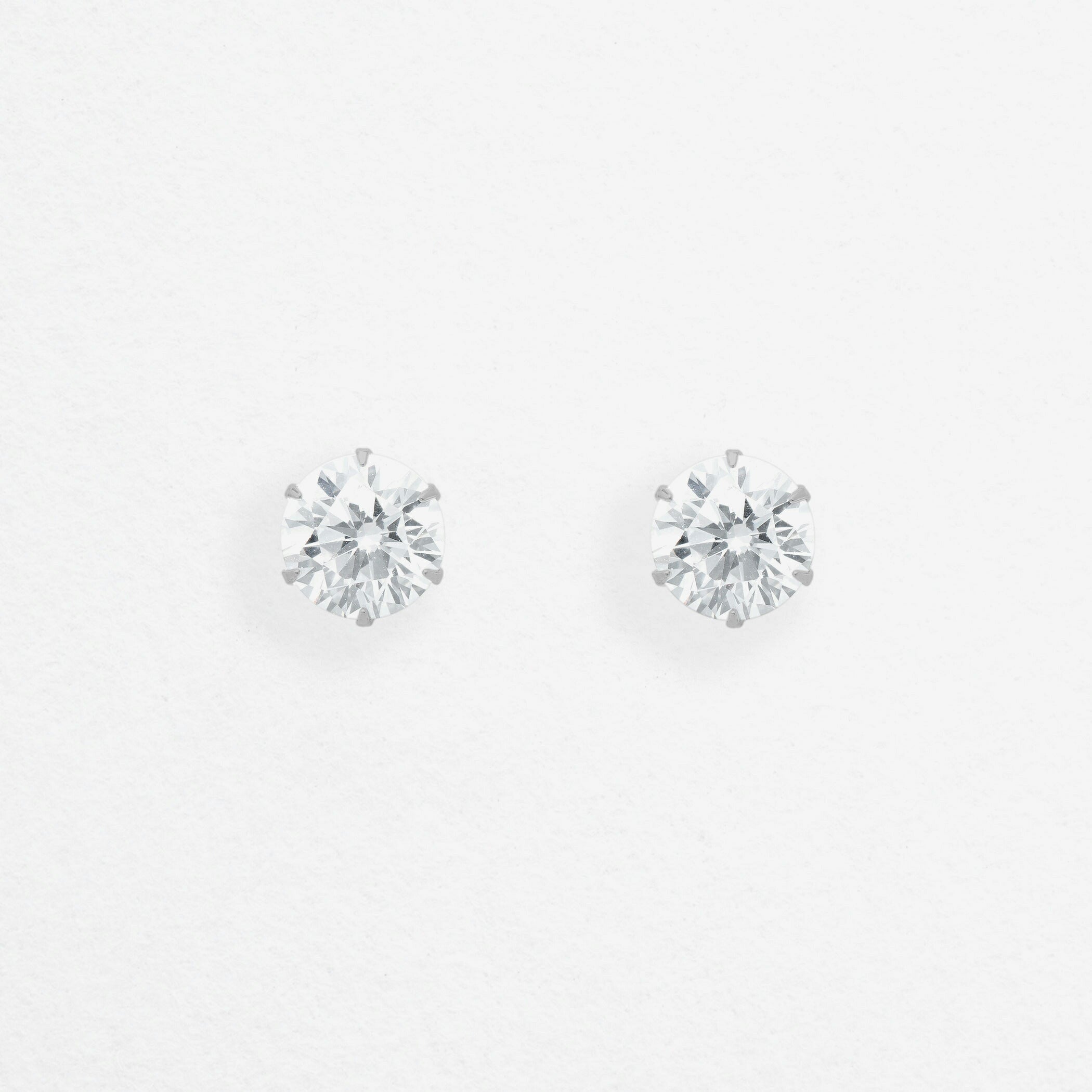 K18 ホワイトゴールド キュービックジルコニア ピアス（5mm 